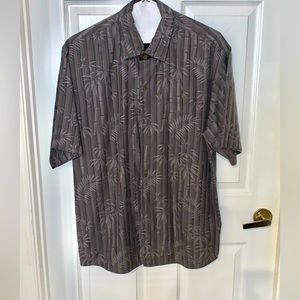 Tommy Bahama men’s shirt, short sleeves with carved buttons.